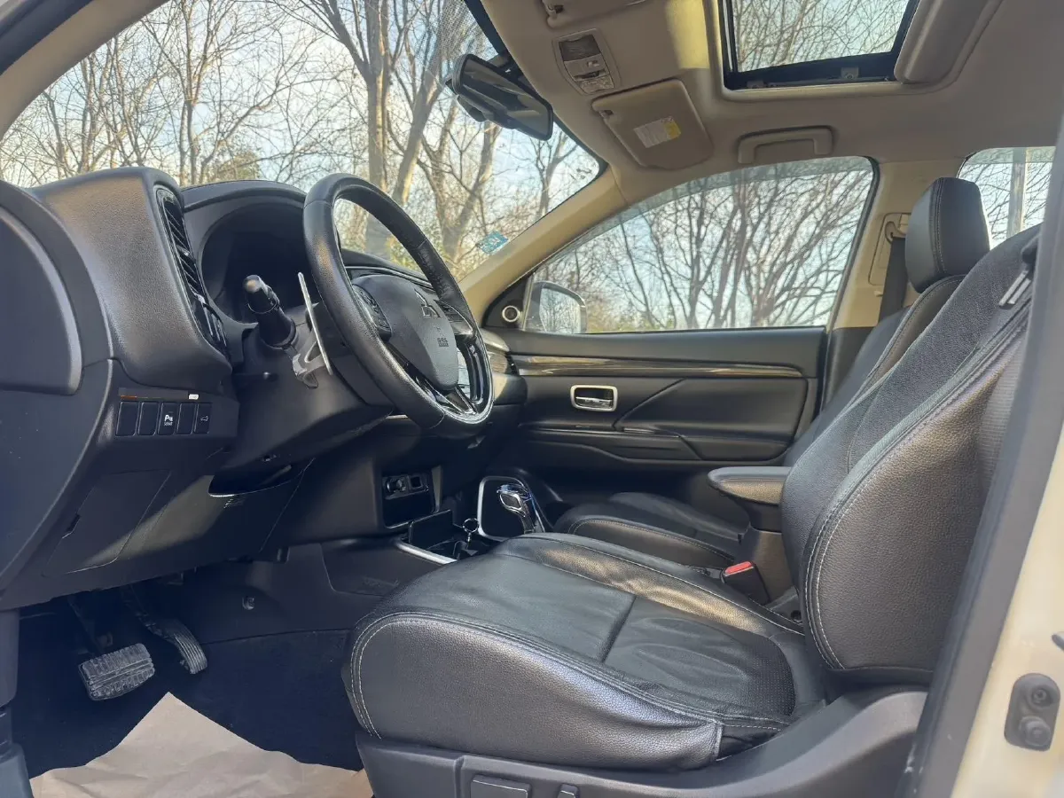 2016 Mitsubishi Outlander 2.4L 192HP L4 CVT,autocango,china used car exporter,china ev exporter,chinese used car exporter,chinese used ev exporter