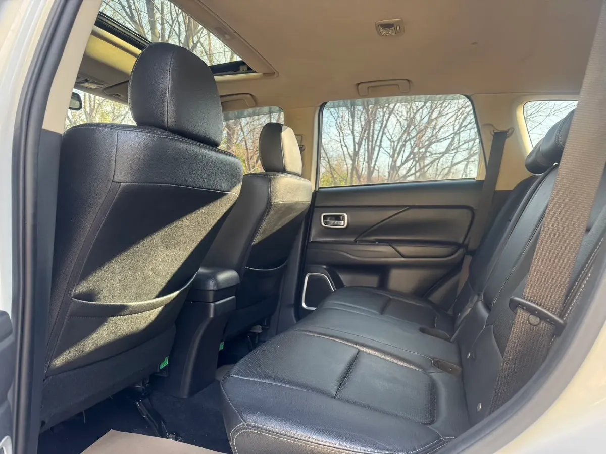 2016 Mitsubishi Outlander 2.4L 192HP L4 CVT,autocango,china used car exporter,china ev exporter,chinese used car exporter,chinese used ev exporter