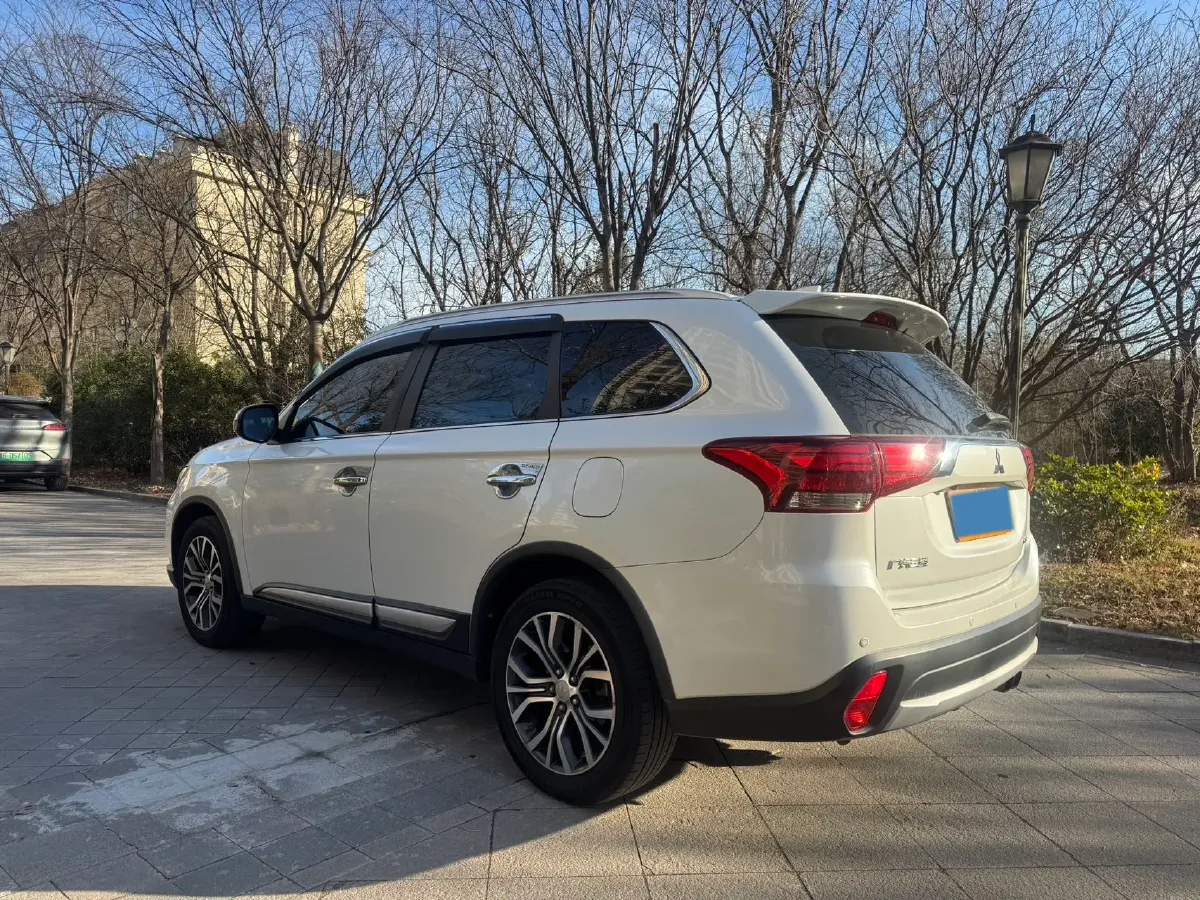 2016 Mitsubishi Outlander 2.4L 192HP L4 CVT,autocango,china used car exporter,china ev exporter,chinese used car exporter,chinese used ev exporter