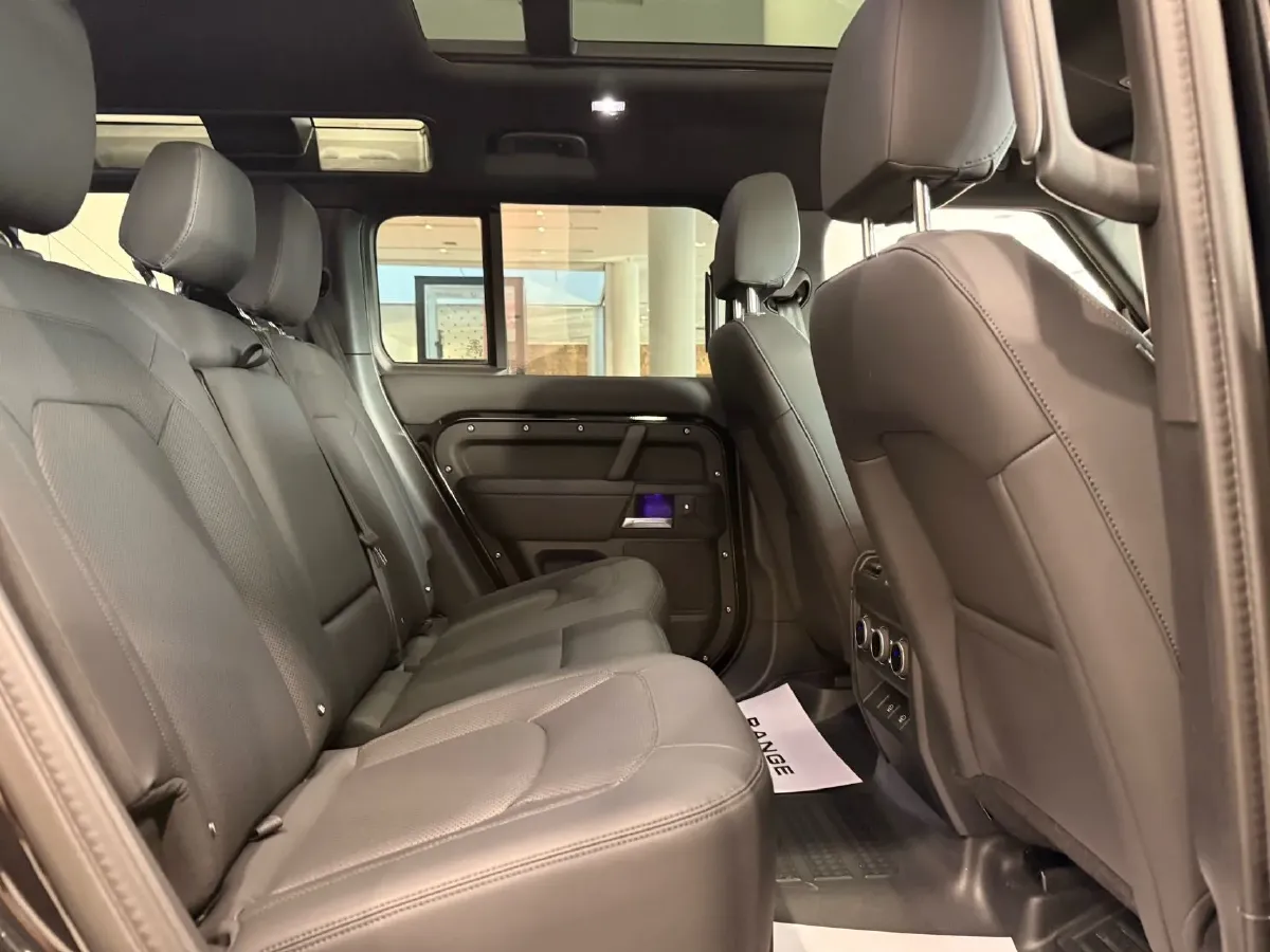 2025 Land Rover Defender 3.0T 400HP L6 8AT,autocango,china used car exporter,china ev exporter,chinese used car exporter,chinese used ev exporter