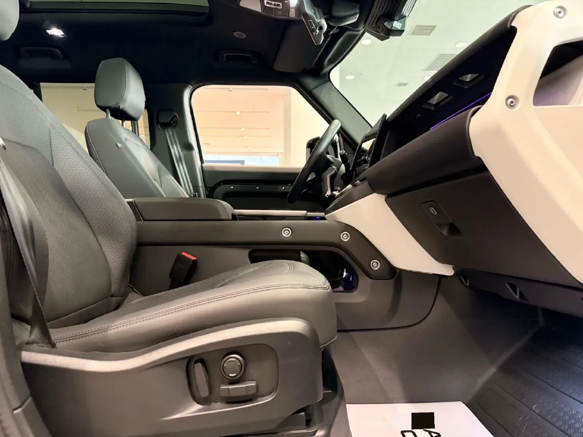 2025 Land Rover Defender 3.0T 400HP L6 8AT,autocango,china used car exporter,china ev exporter,chinese used car exporter,chinese used ev exporter