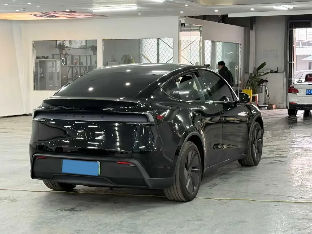 2025 Tesla Model Y BEV 62.5KWH,autocango,china used car exporter,china ev exporter,chinese used car exporter,chinese used ev exporter