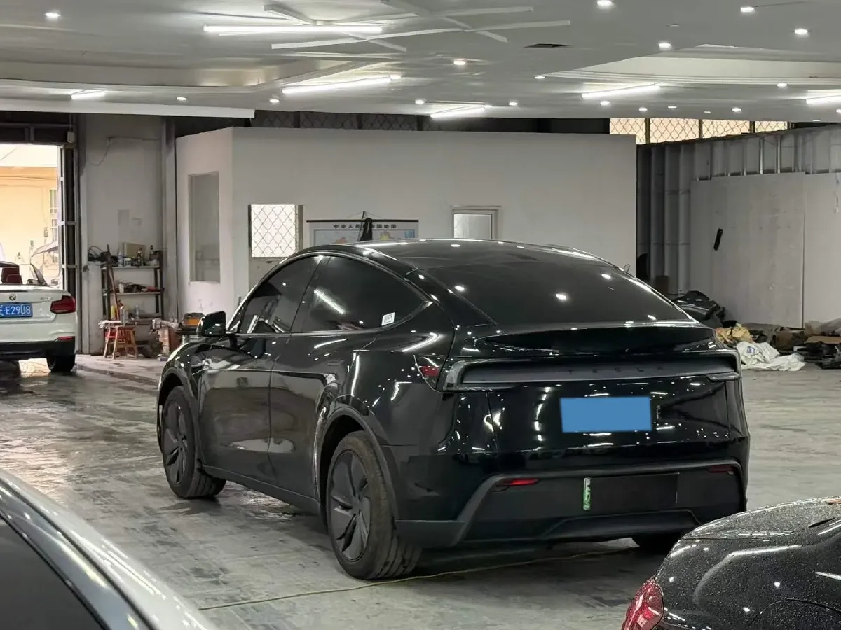 2025 Tesla Model Y BEV 62.5KWH,autocango,china used car exporter,china ev exporter,chinese used car exporter,chinese used ev exporter