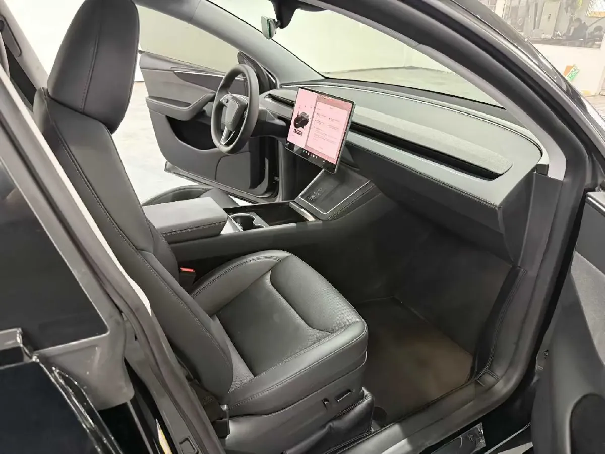 2025 Tesla Model Y BEV 62.5KWH,autocango,china used car exporter,china ev exporter,chinese used car exporter,chinese used ev exporter