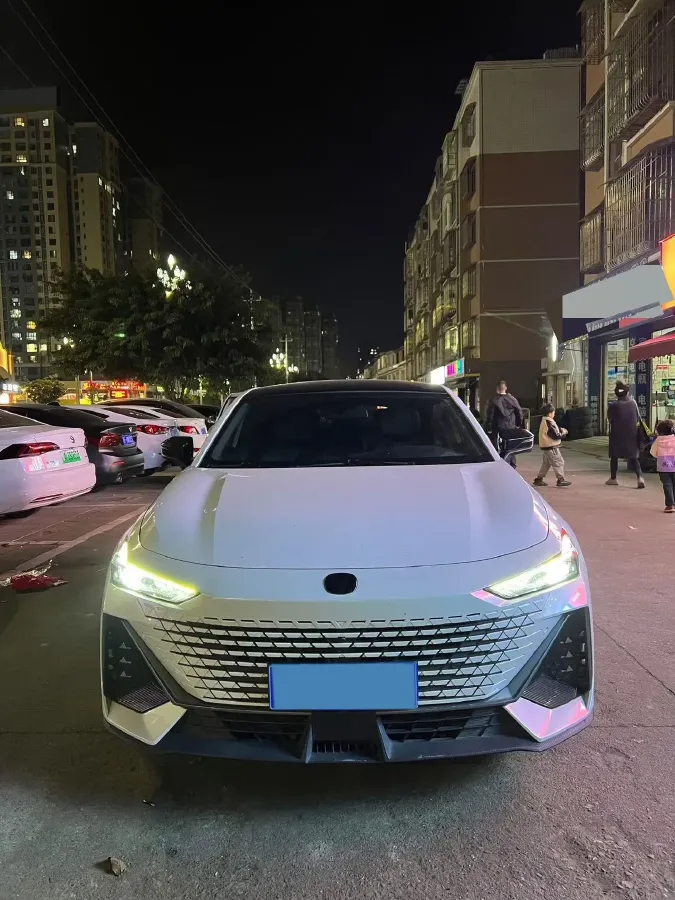 2022 ChangAn UNI-V 1.5T 188HP L4 7DCT,autocango,china used car exporter,china ev exporter,chinese used car exporter,chinese used ev exporter