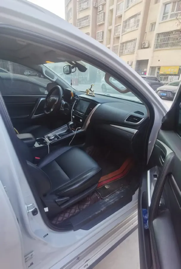 2020 Mitsubishi Pajero 3.0L 209HP V6 8AT,autocango,china used car exporter,china ev exporter,chinese used car exporter,chinese used ev exporter