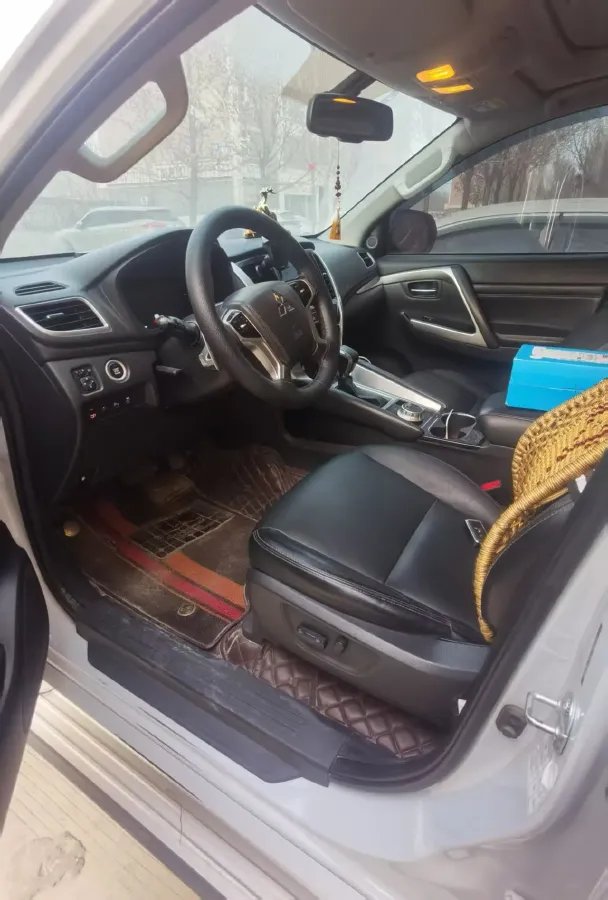 2020 Mitsubishi Pajero 3.0L 209HP V6 8AT,autocango,china used car exporter,china ev exporter,chinese used car exporter,chinese used ev exporter