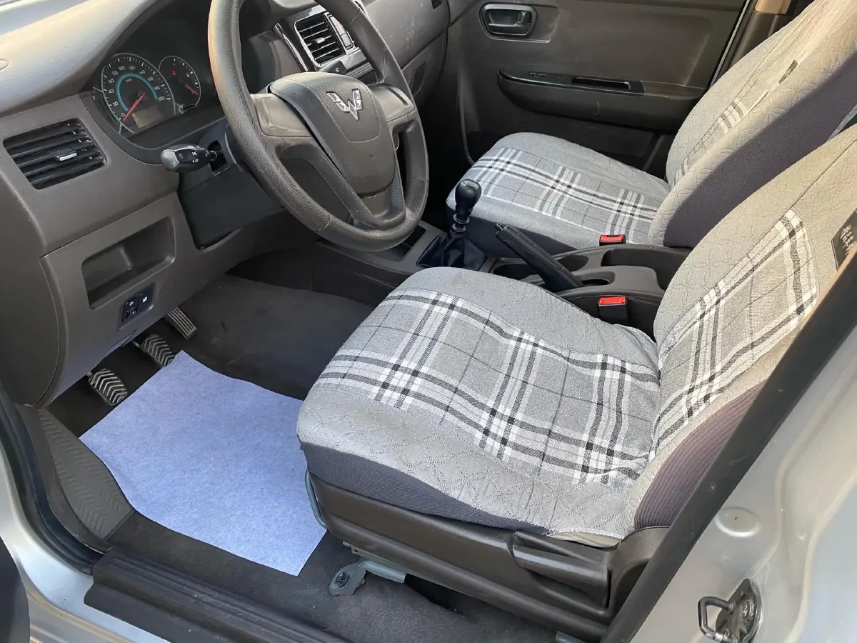 2019 WuLing RongGuang V 1.5L 99HP L4 6MT,autocango,china used car exporter,china ev exporter,chinese used car exporter,chinese used ev exporter