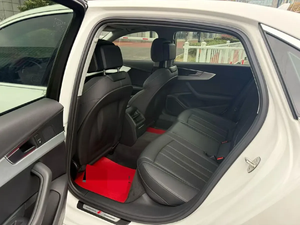 2020 Audi A4L 2.0T 190HP L4 7DCT,autocango,china used car exporter,china ev exporter,chinese used car exporter,chinese used ev exporter