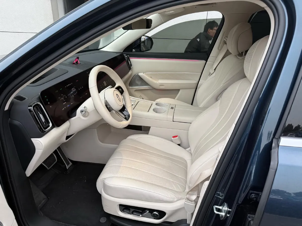 2025 AITO AITO M8 REEV 160HP REEV 53.4KWH,autocango,china used car exporter,china ev exporter,chinese used car exporter,chinese used ev exporter