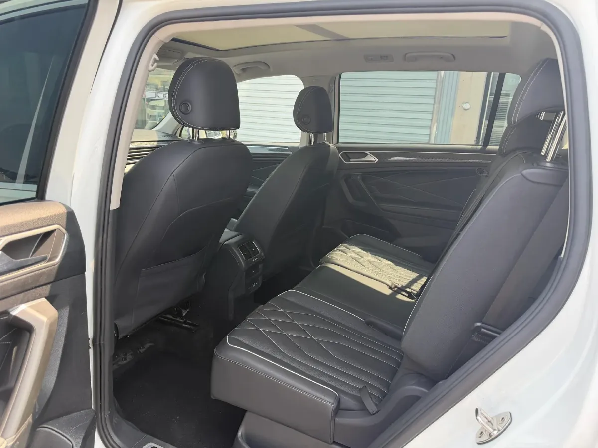 2024 Volkswagen Tiguan L 2.0T 220HP L4 7DCT,autocango,china used car exporter,china ev exporter,chinese used car exporter,chinese used ev exporter