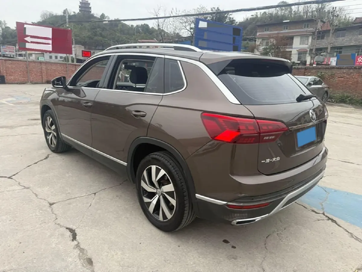 2019 Jeep Cherokee 2.0T 234HP L4 9AT,autocango,china used car exporter,china ev exporter,chinese used car exporter,chinese used ev exporter