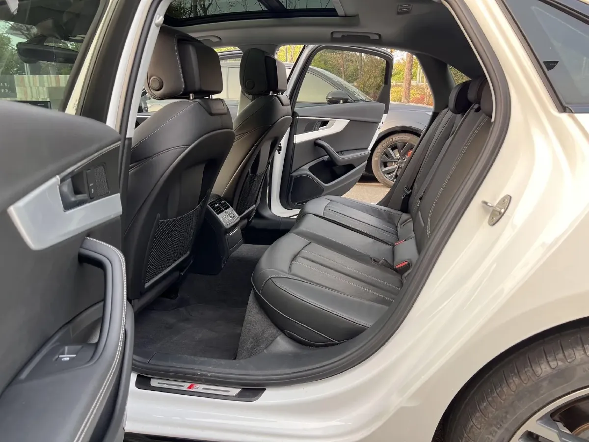 2022 Audi A4L 2.0T 190HP L4 7DCT,autocango,china used car exporter,china ev exporter,chinese used car exporter,chinese used ev exporter