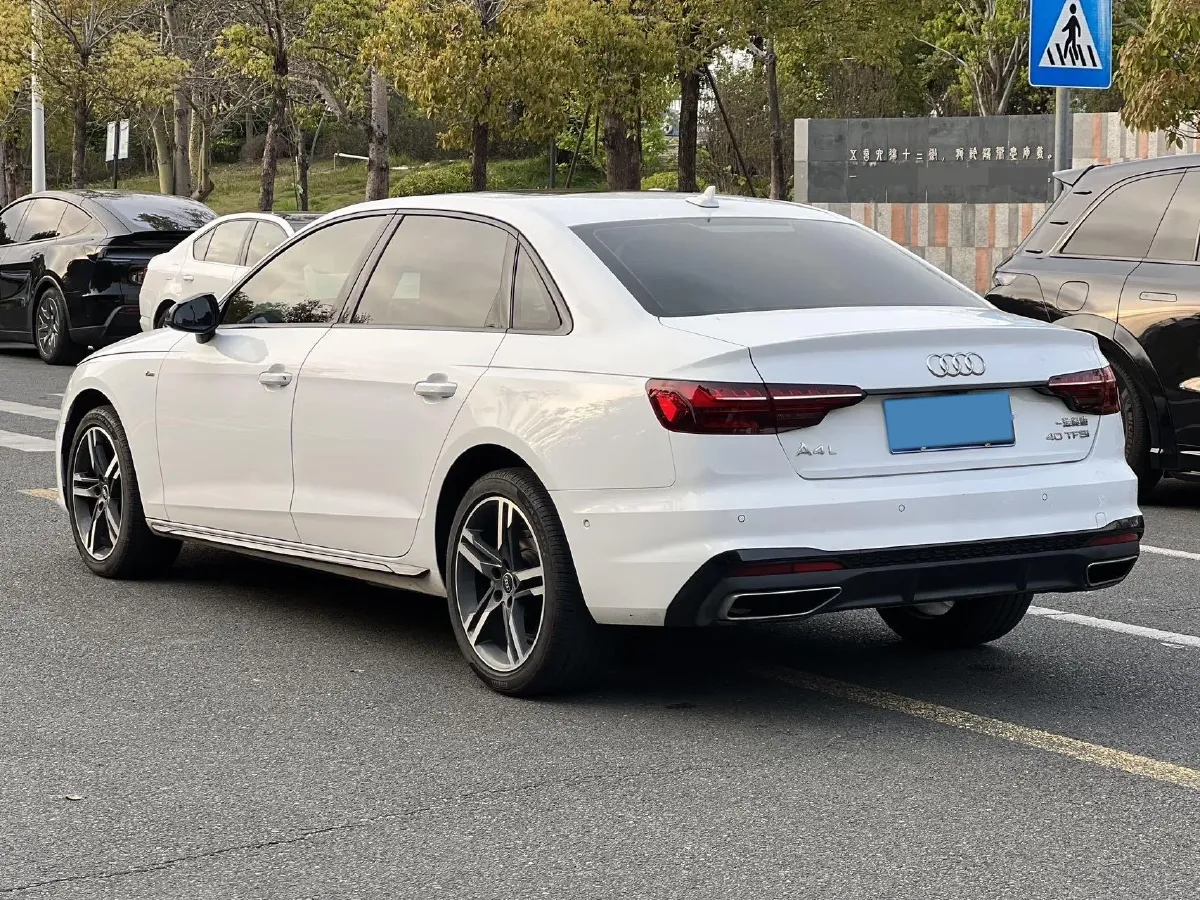 2022 Audi A4L 2.0T 190HP L4 7DCT,autocango,china used car exporter,china ev exporter,chinese used car exporter,chinese used ev exporter