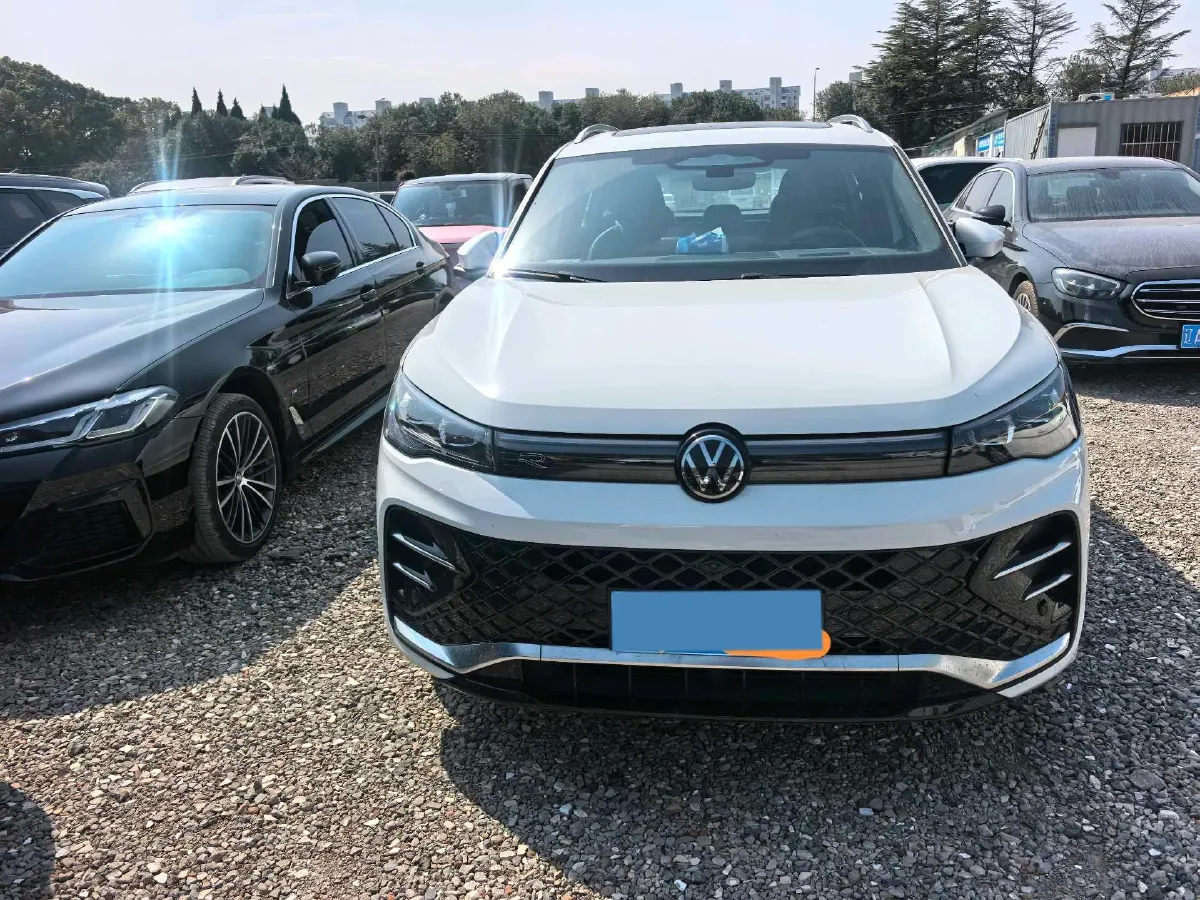 2024 Volkswagen Tiguan L 2.0T 220HP L4 7DCT,autocango,china used car exporter,china ev exporter,chinese used car exporter,chinese used ev exporter