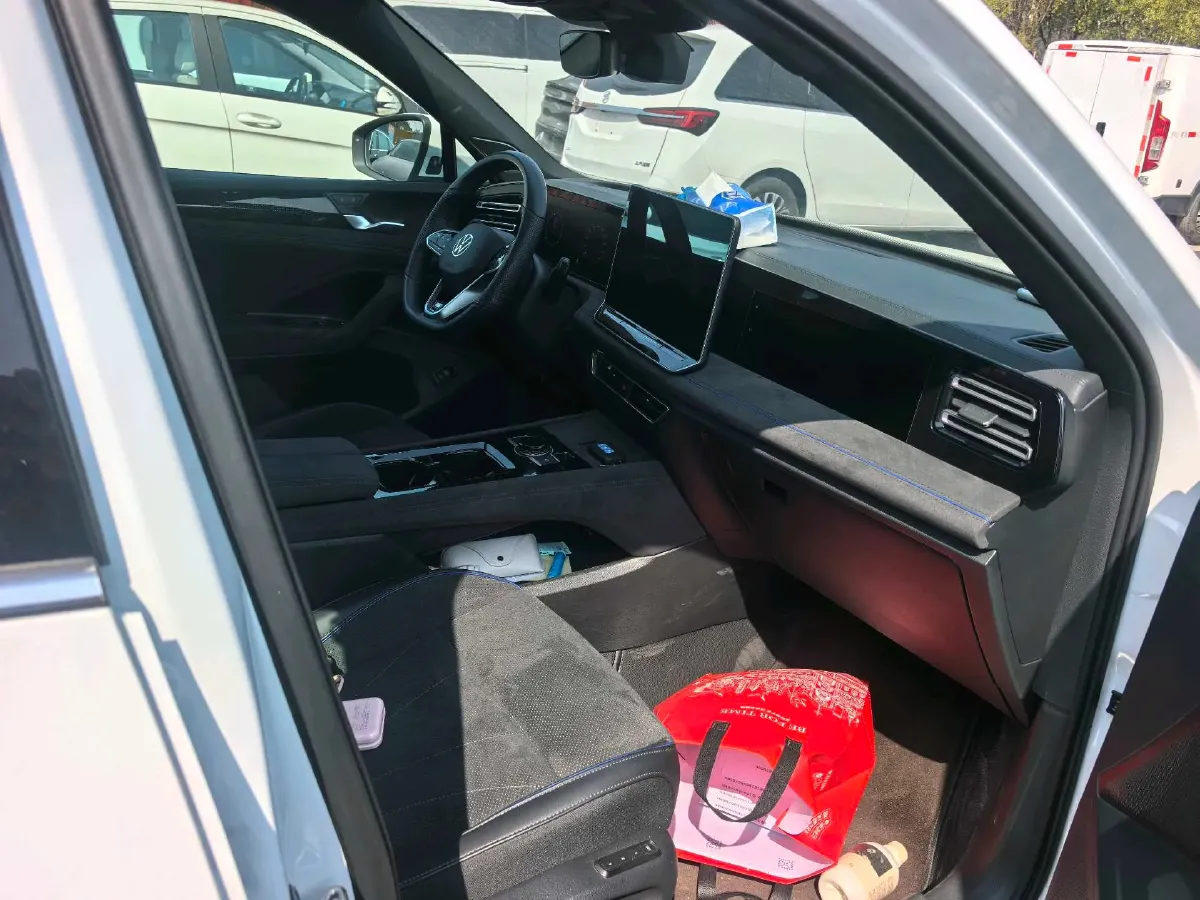 2024 Volkswagen Tiguan L 2.0T 220HP L4 7DCT,autocango,china used car exporter,china ev exporter,chinese used car exporter,chinese used ev exporter