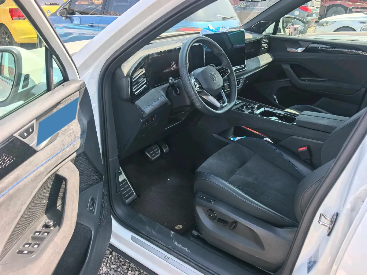 2024 Volkswagen Tiguan L 2.0T 220HP L4 7DCT,autocango,china used car exporter,china ev exporter,chinese used car exporter,chinese used ev exporter