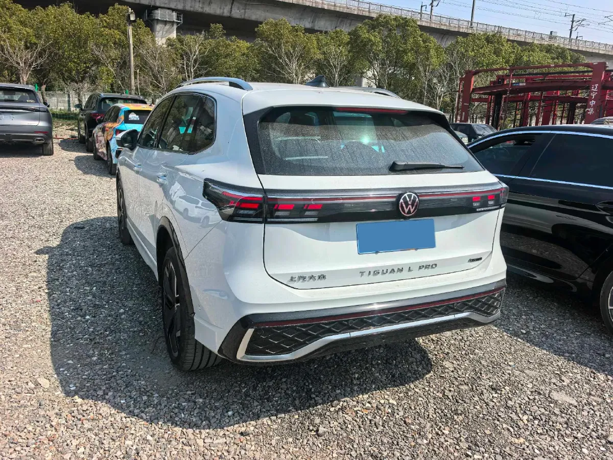 2024 Volkswagen Tiguan L 2.0T 220HP L4 7DCT,autocango,china used car exporter,china ev exporter,chinese used car exporter,chinese used ev exporter