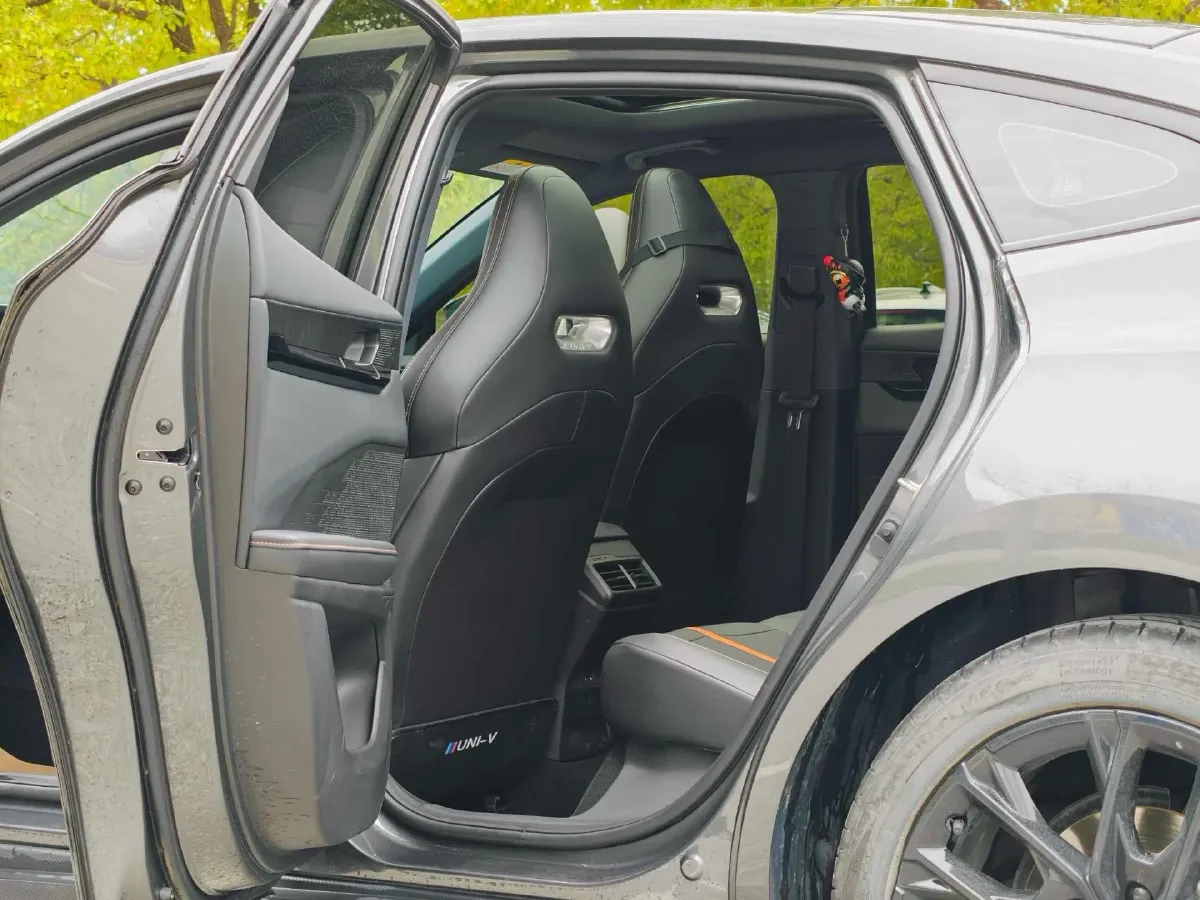 2025 ChangAn UNI-V 1.5T 192HP L4 7DCT,autocango,china used car exporter,china ev exporter,chinese used car exporter,chinese used ev exporter