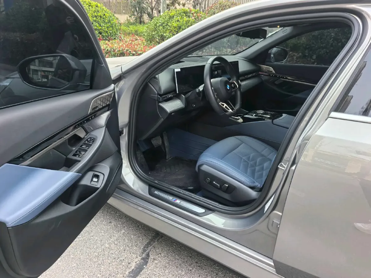 2024 BMW 5 Series 2.0T 258HP L4 8AT,autocango,china used car exporter,china ev exporter,chinese used car exporter,chinese used ev exporter