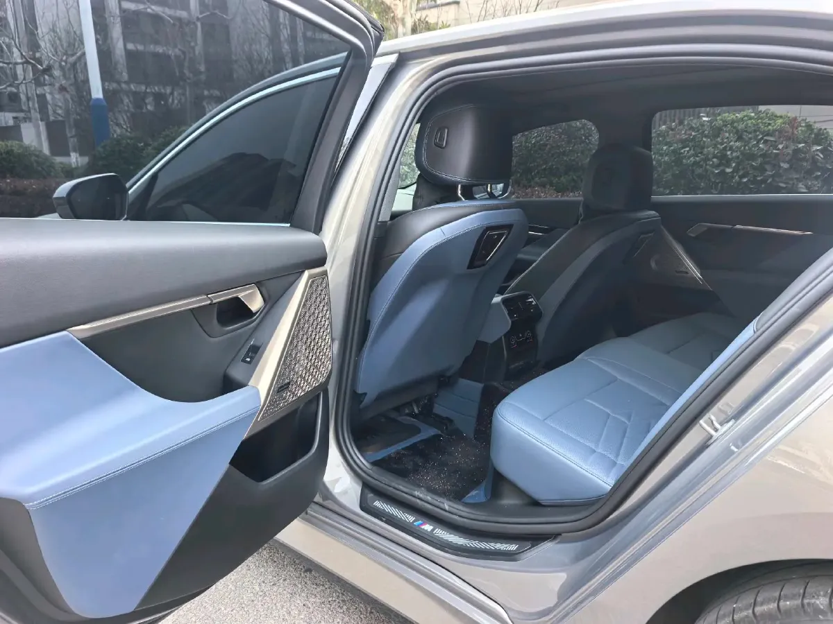 2024 BMW 5 Series 2.0T 258HP L4 8AT,autocango,china used car exporter,china ev exporter,chinese used car exporter,chinese used ev exporter