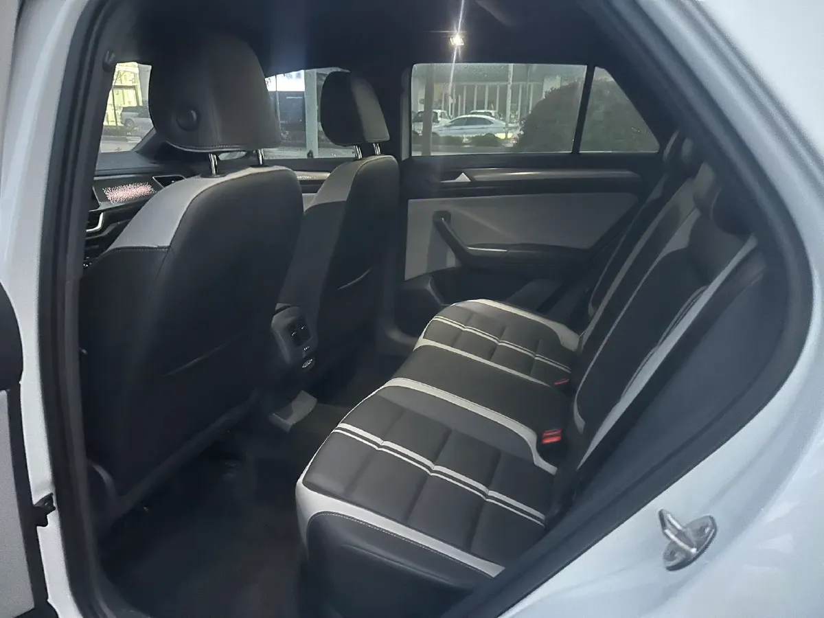 2024 Volkswagen T-Roc 1.5T 160HP L4 7DCT,autocango,china used car exporter,china ev exporter,chinese used car exporter,chinese used ev exporter