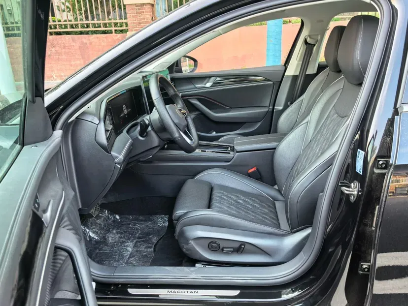 2026 Volkswagen Magotan 2.0T 220HP L4 7DCT,autocango,china used car exporter,china ev exporter,chinese used car exporter,chinese used ev exporter