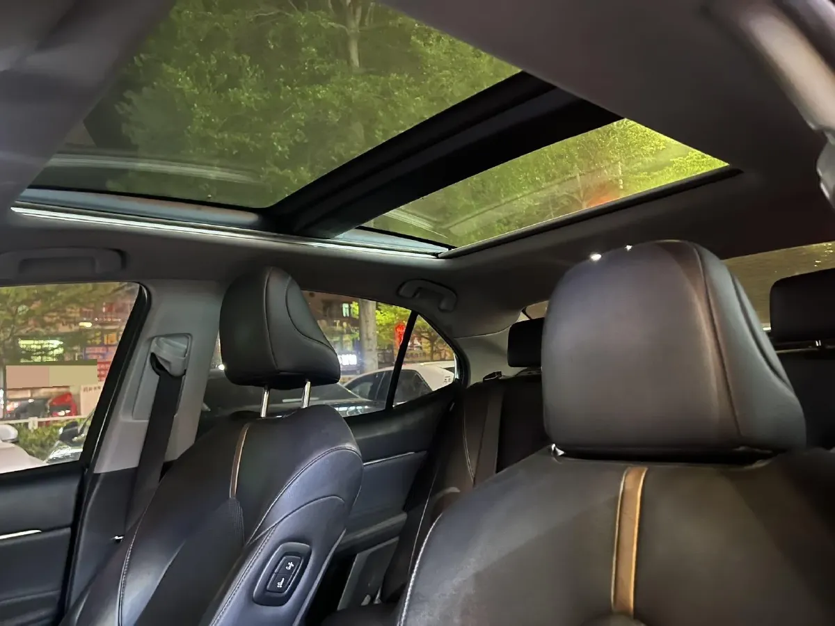 2018 Toyota Camry 2.5L 209HP L4 8AT,autocango,china used car exporter,china ev exporter,chinese used car exporter,chinese used ev exporter