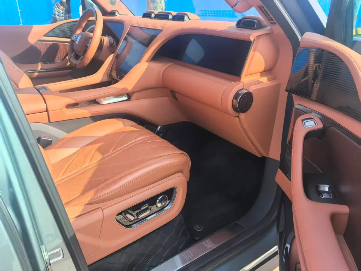 2023 YangWang U8 2.0T 272HP L4 REEV 49.05KWH,autocango,china used car exporter,china ev exporter,chinese used car exporter,chinese used ev exporter