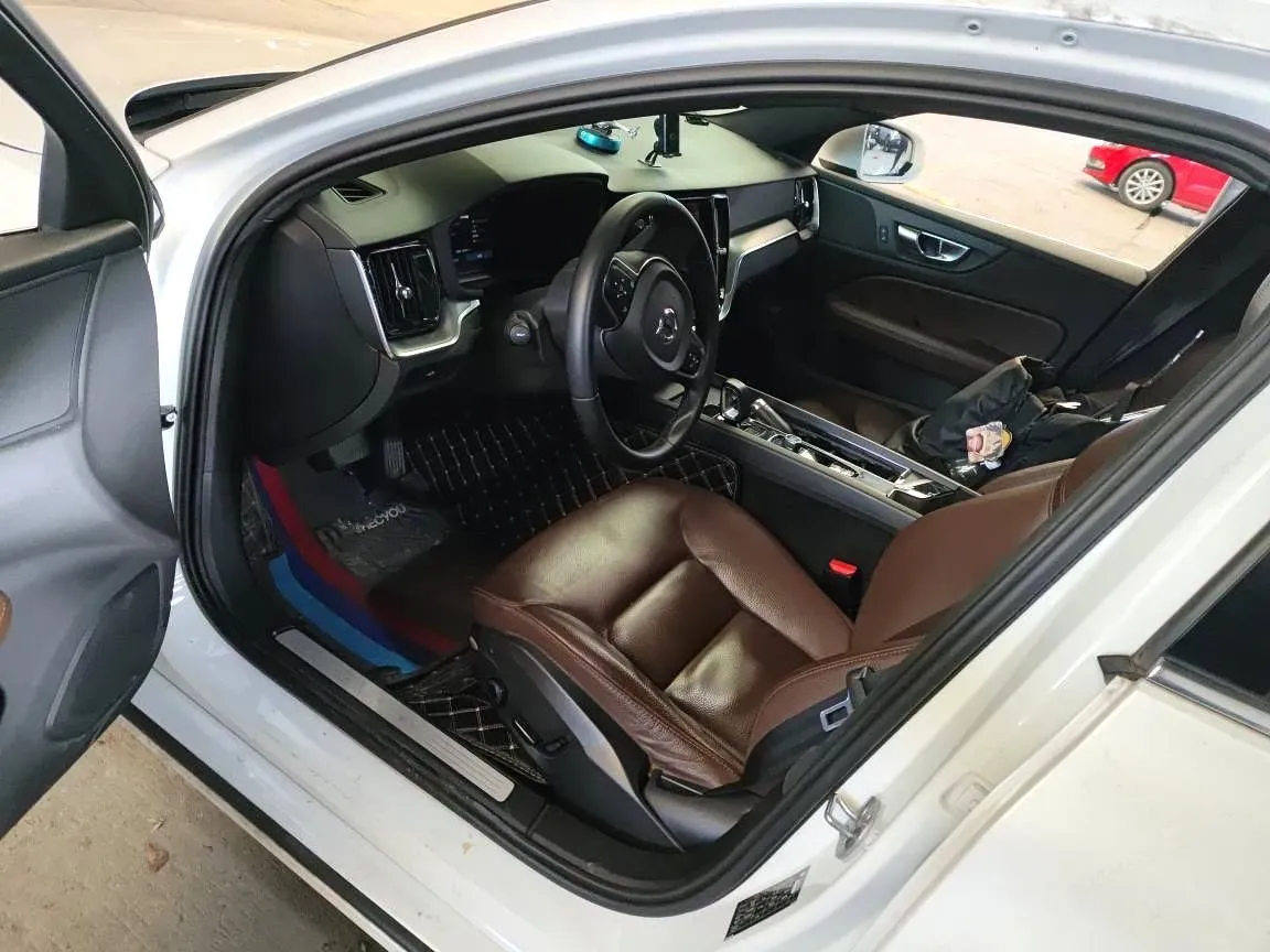 2023 Volvo S60 2.0T 197HP L4 7DCT,autocango,china used car exporter,china ev exporter,chinese used car exporter,chinese used ev exporter