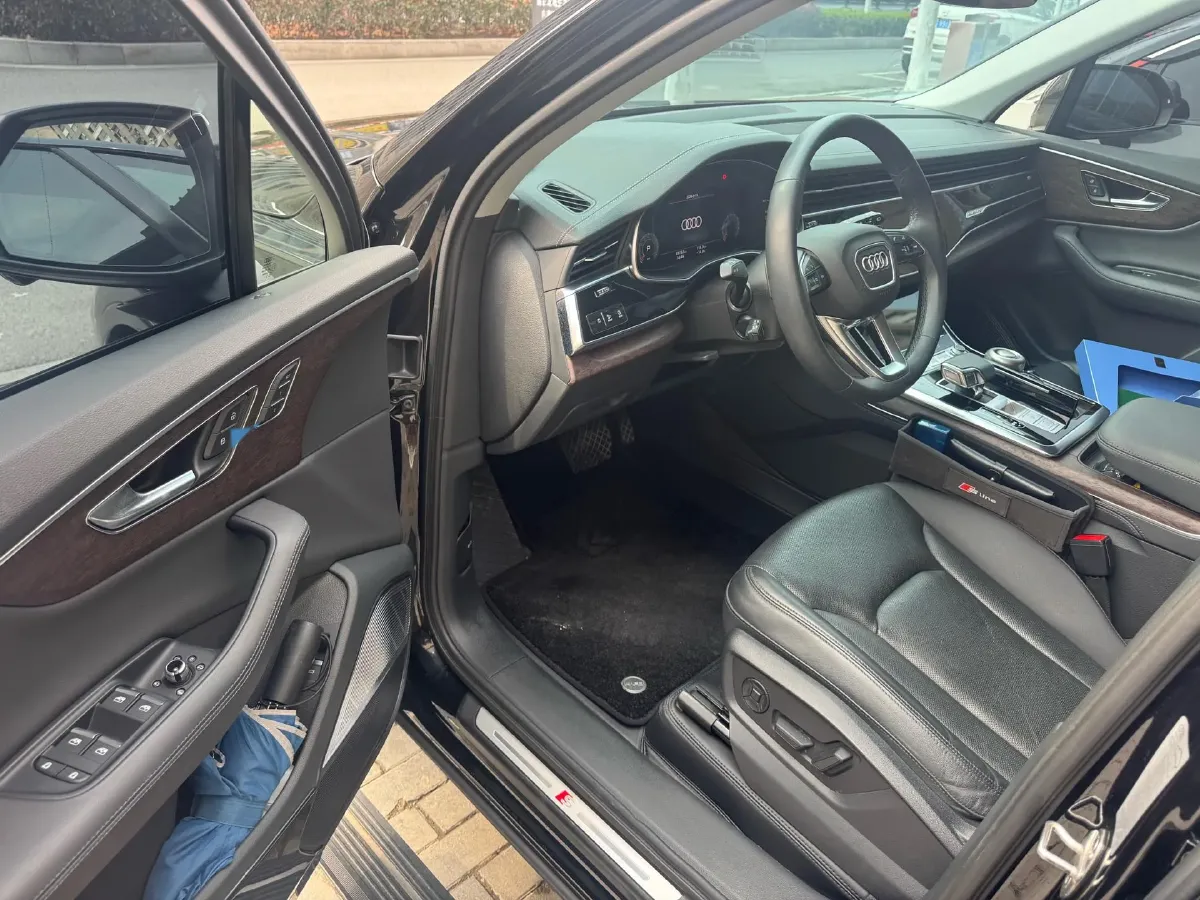 2023 Audi Q7 2.0T 265HP L4 8AT,autocango,china used car exporter,china ev exporter,chinese used car exporter,chinese used ev exporter