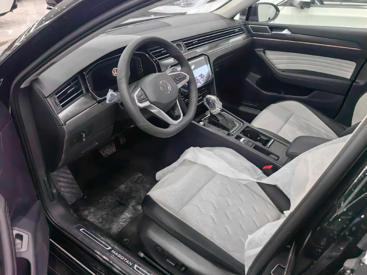 2026 Volkswagen Magotan 2.0T 220HP L4 7DCT,autocango,china used car exporter,china ev exporter,chinese used car exporter,chinese used ev exporter