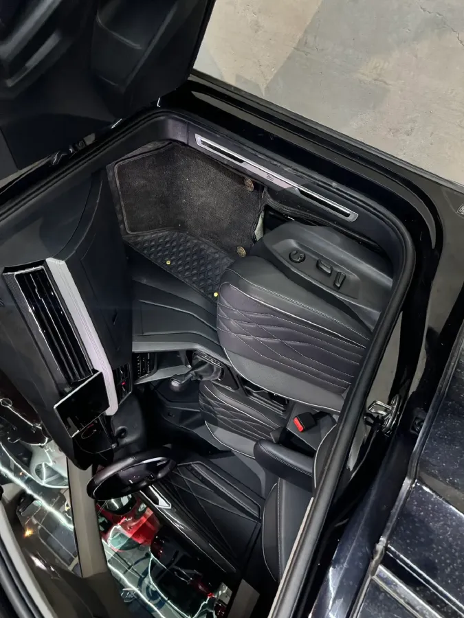 2023 Volkswagen Tiguan L 2.0T 186HP L4 7DCT,autocango,china used car exporter,china ev exporter,chinese used car exporter,chinese used ev exporter