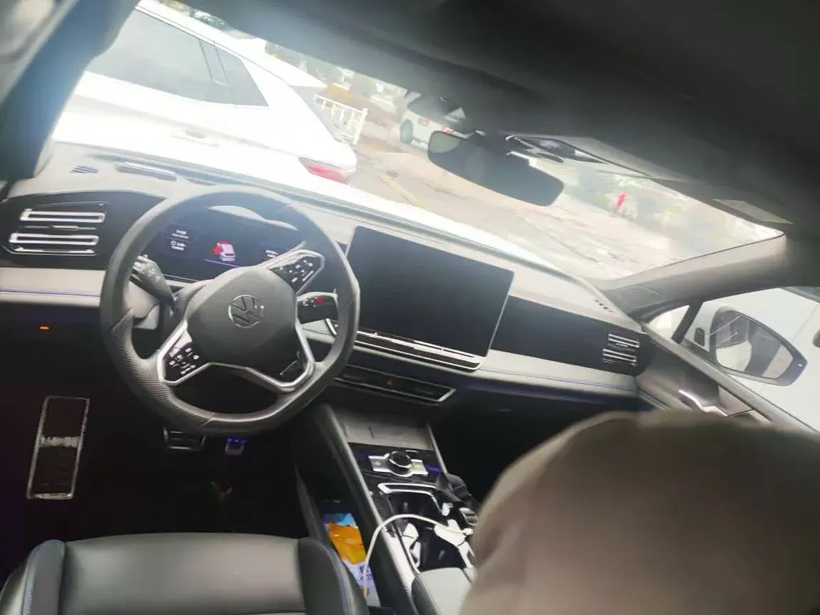 2024 Volkswagen Tiguan L 2.0T 186HP L4 7DCT,autocango,china used car exporter,china ev exporter,chinese used car exporter,chinese used ev exporter