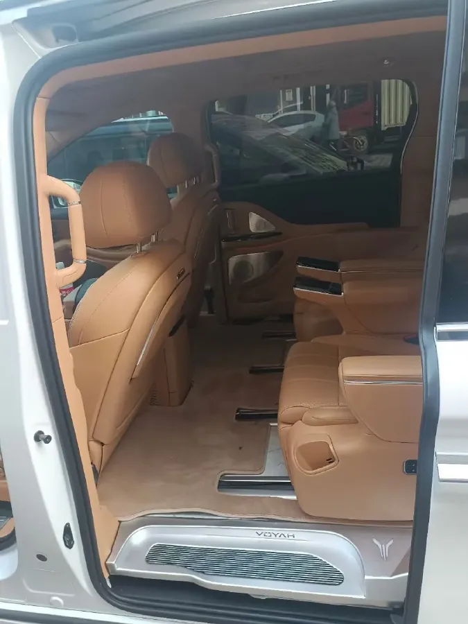 2025 Voyah Dream 1.5T 150HP L4 PHEV 41.7KWH,autocango,china used car exporter,china ev exporter,chinese used car exporter,chinese used ev exporter