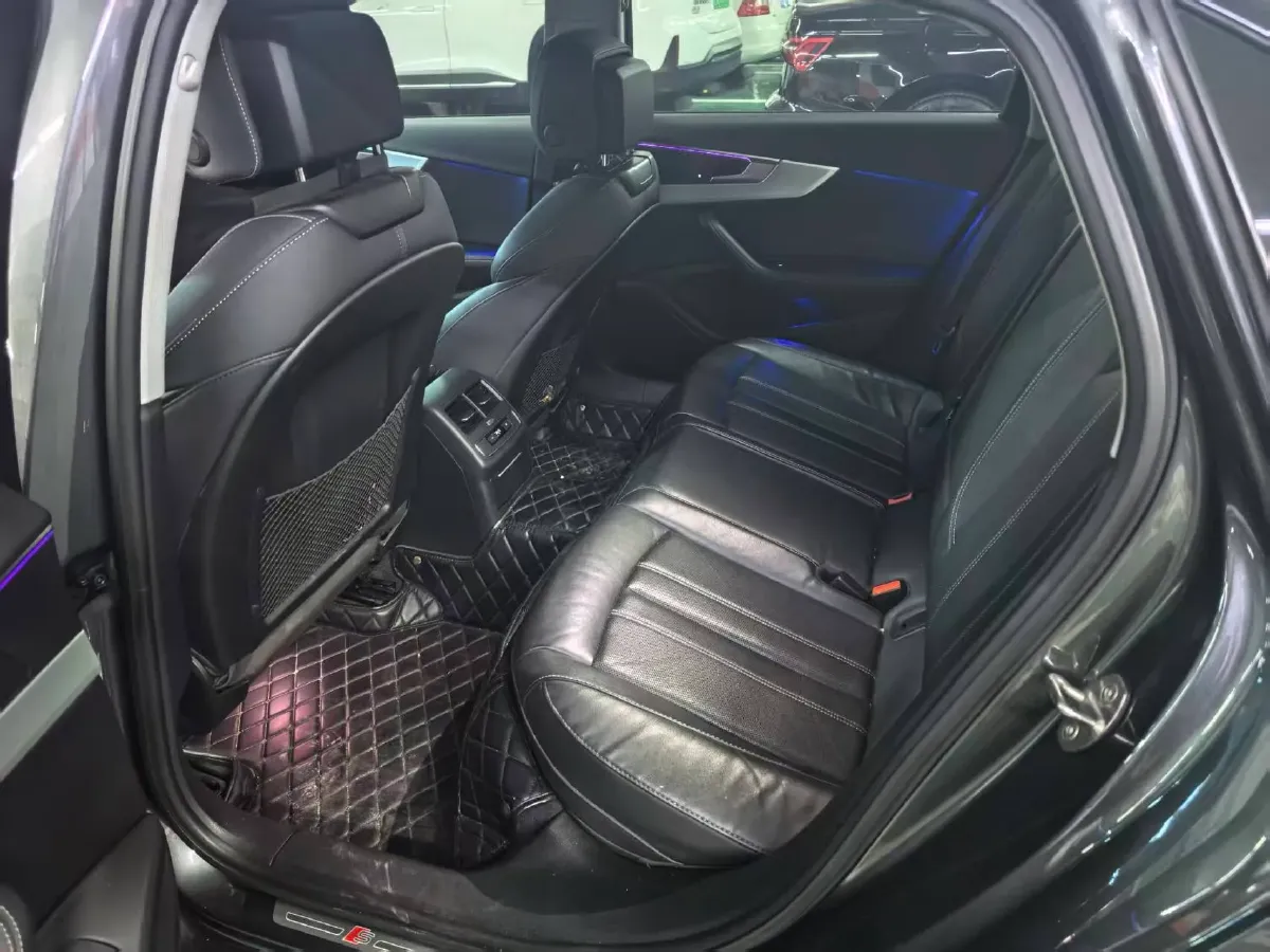 2022 Audi A4L 2.0T 190HP L4 7DCT,autocango,china used car exporter,china ev exporter,chinese used car exporter,chinese used ev exporter