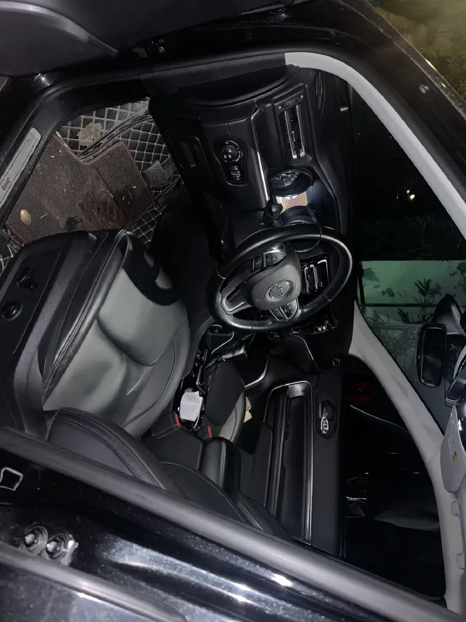 2018 Jeep Grand Commander 2.0T 265HP L4 9AT,autocango,china used car exporter,china ev exporter,chinese used car exporter,chinese used ev exporter