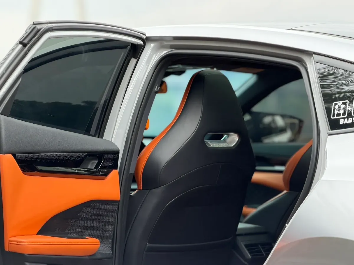 2023 ChangAn UNI-V 2.0T 233HP L4 8AT,autocango,china used car exporter,china ev exporter,chinese used car exporter,chinese used ev exporter