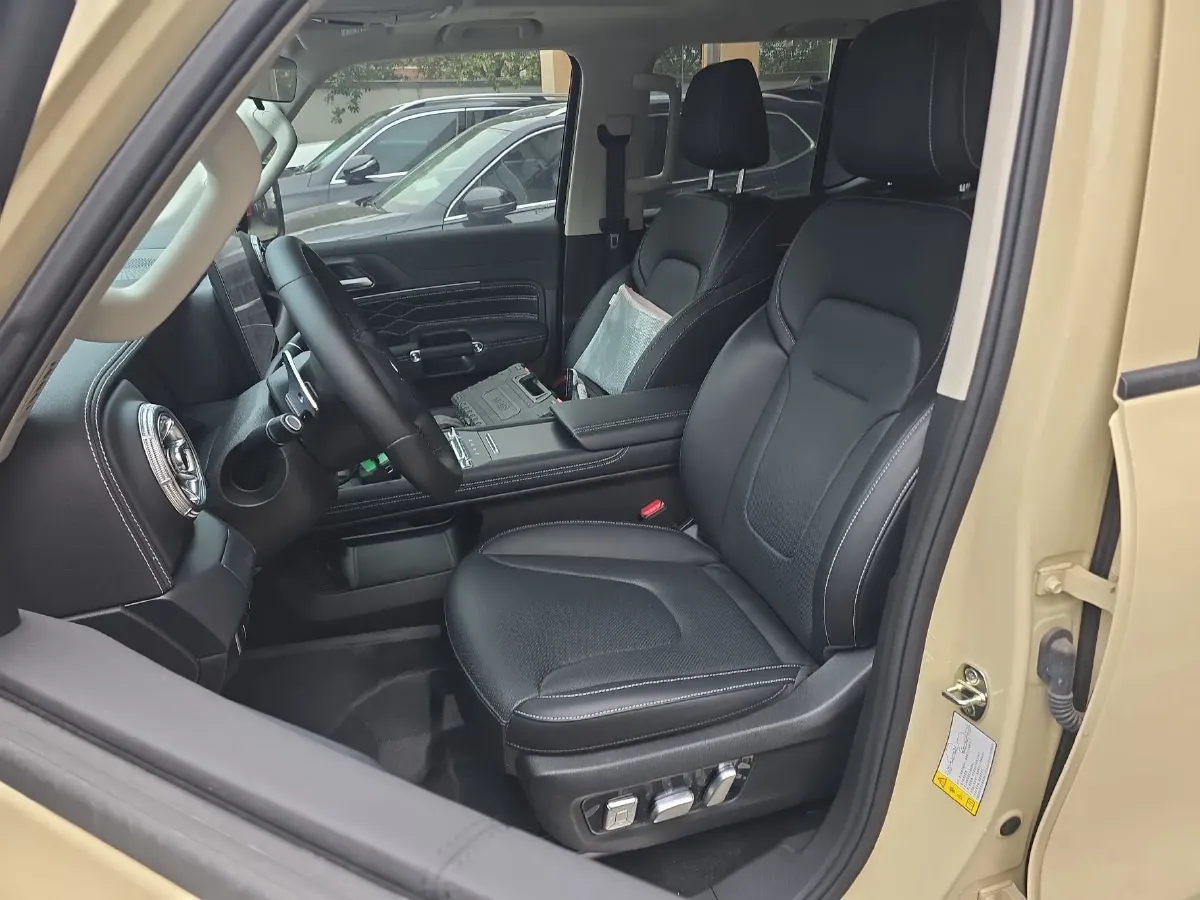 2025 Tank 300 2.0T 252HP L4 9AT PHEV,autocango,china used car exporter,china ev exporter,chinese used car exporter,chinese used ev exporter