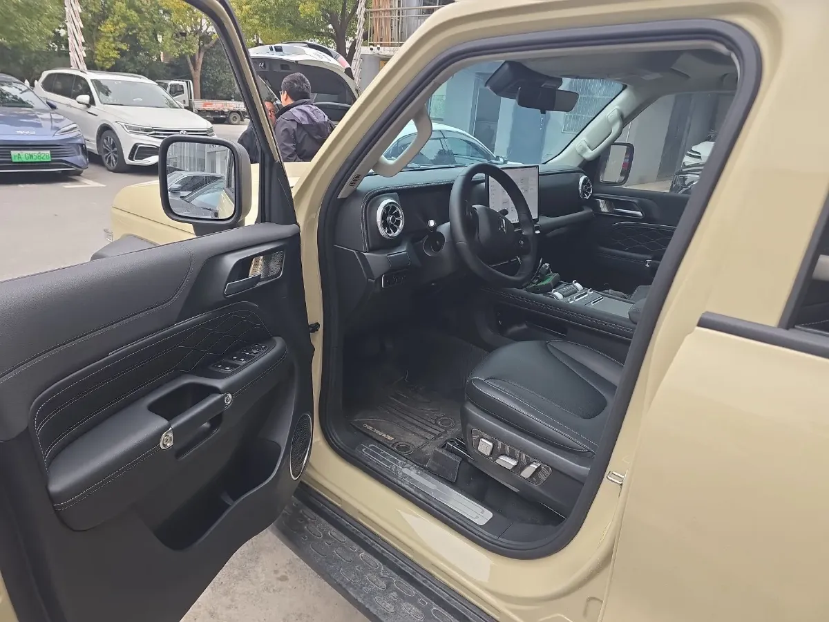 2025 Tank 300 2.0T 252HP L4 9AT PHEV,autocango,china used car exporter,china ev exporter,chinese used car exporter,chinese used ev exporter