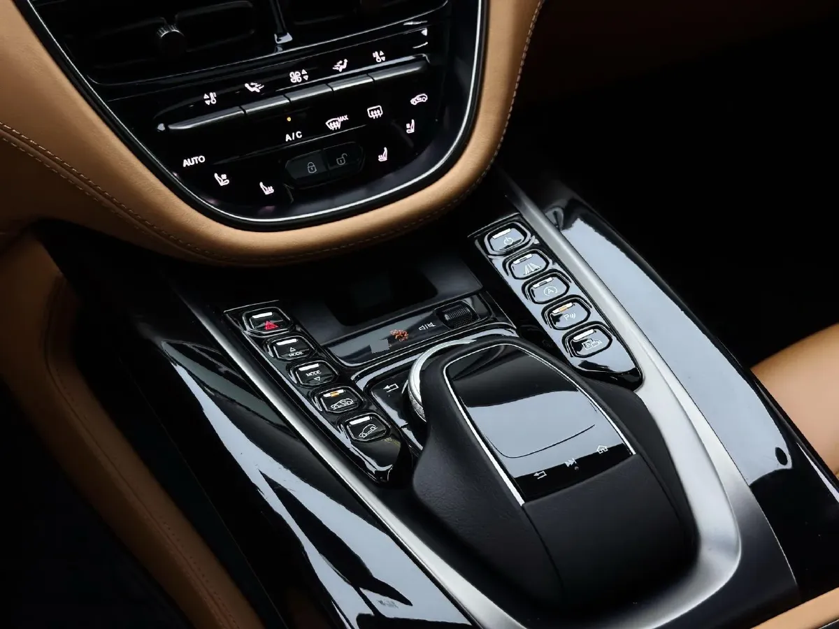 2021 Aston Martin DBX 4.0T 550HP V8 9AT,autocango,china used car exporter,china ev exporter,chinese used car exporter,chinese used ev exporter