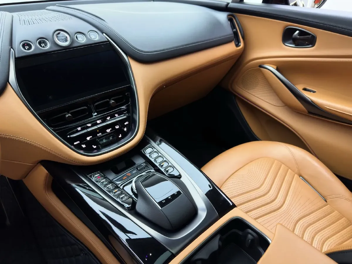 2021 Aston Martin DBX 4.0T 550HP V8 9AT,autocango,china used car exporter,china ev exporter,chinese used car exporter,chinese used ev exporter