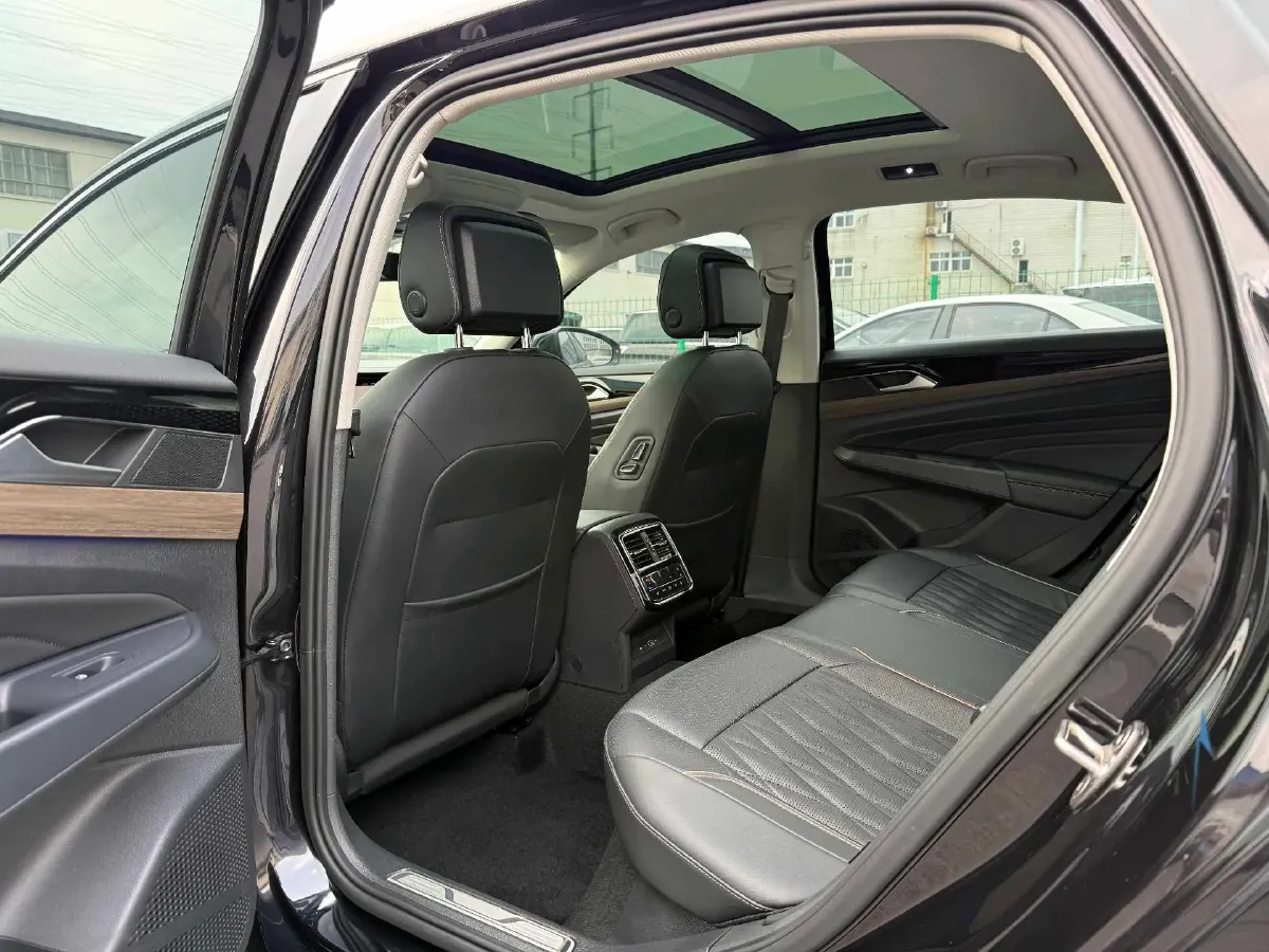 2021 Volkswagen Passat 2.0T 220HP L4 7DCT,autocango,china used car exporter,china ev exporter,chinese used car exporter,chinese used ev exporter
