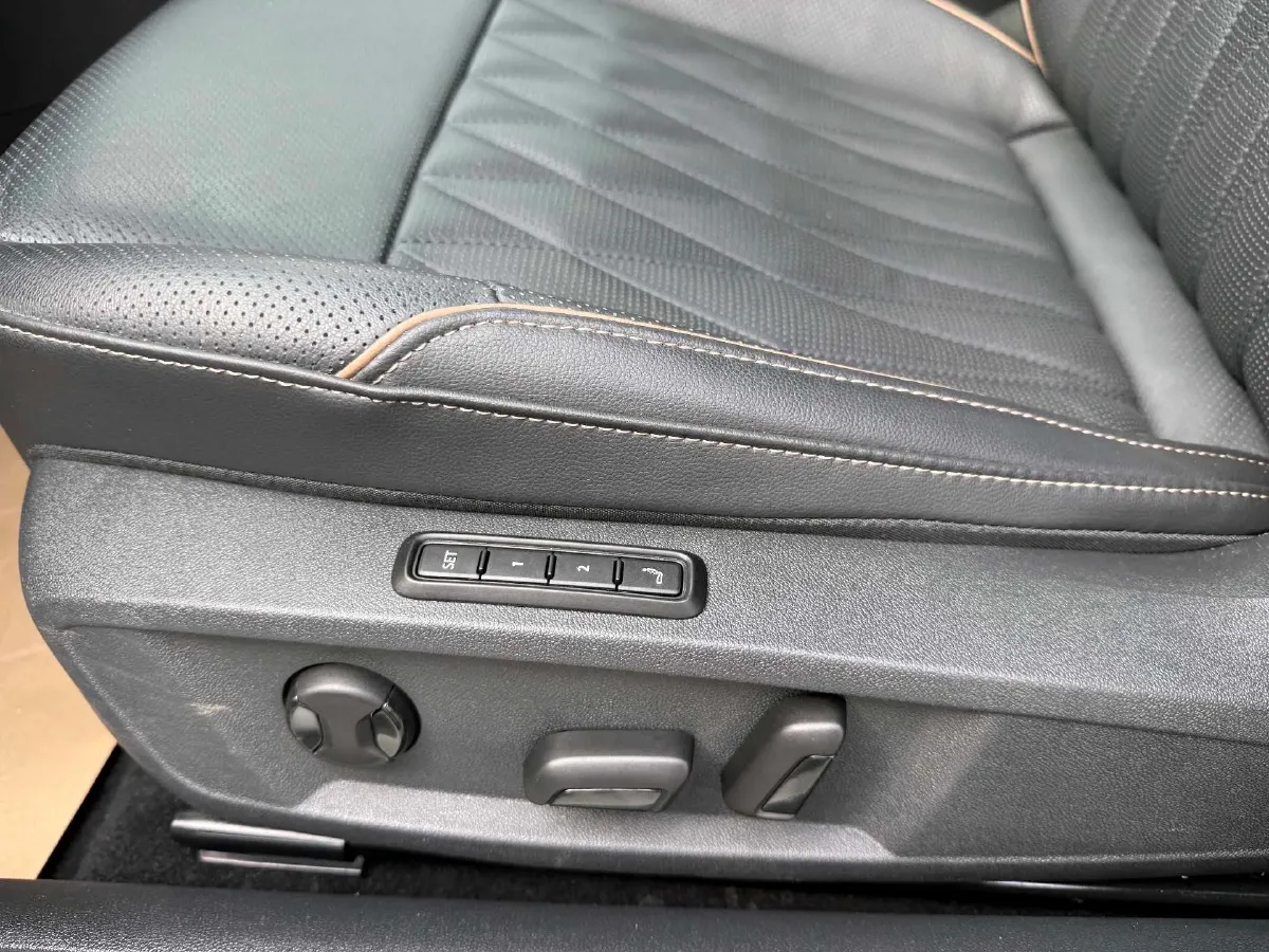 2021 Volkswagen Passat 2.0T 220HP L4 7DCT,autocango,china used car exporter,china ev exporter,chinese used car exporter,chinese used ev exporter