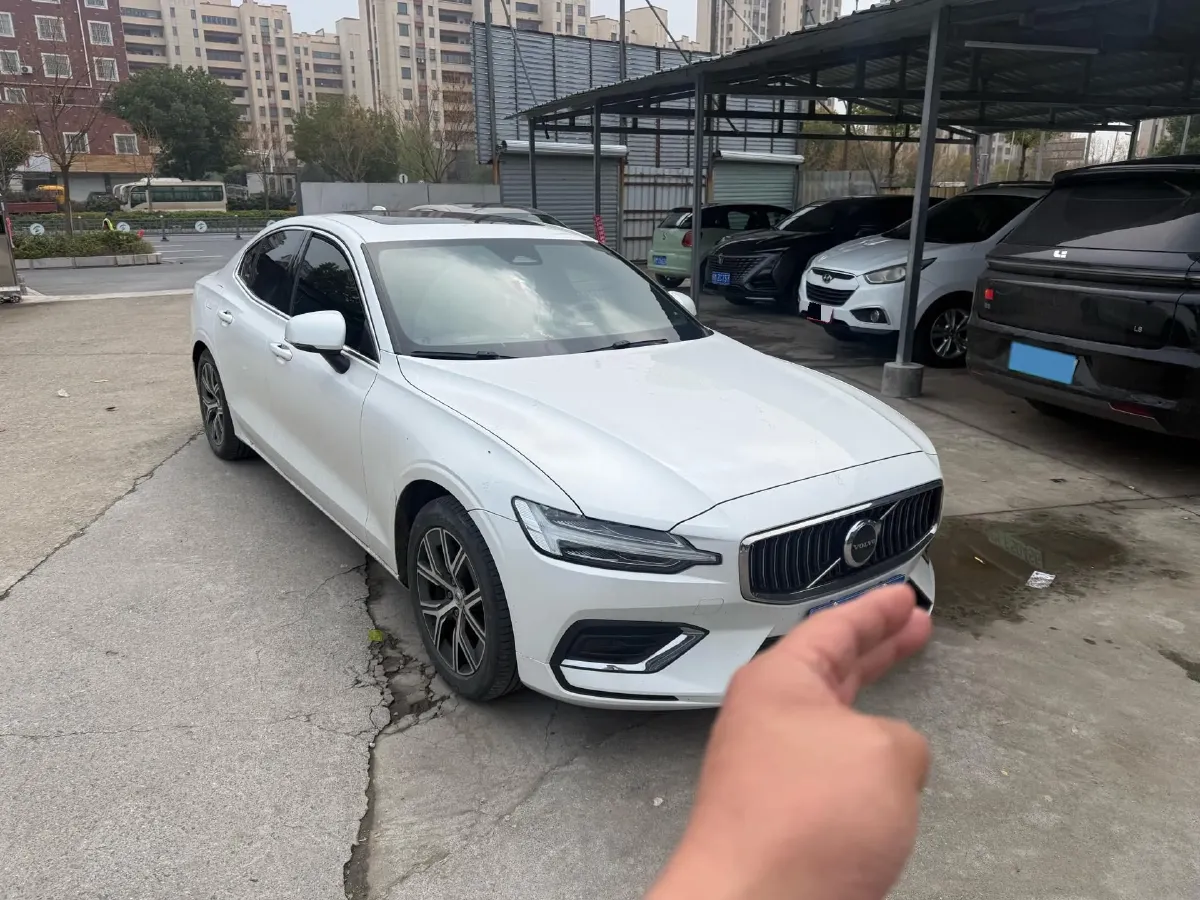 2023 Volvo S60 2.0T 197HP L4 7DCT,autocango,china used car exporter,china ev exporter,chinese used car exporter,chinese used ev exporter