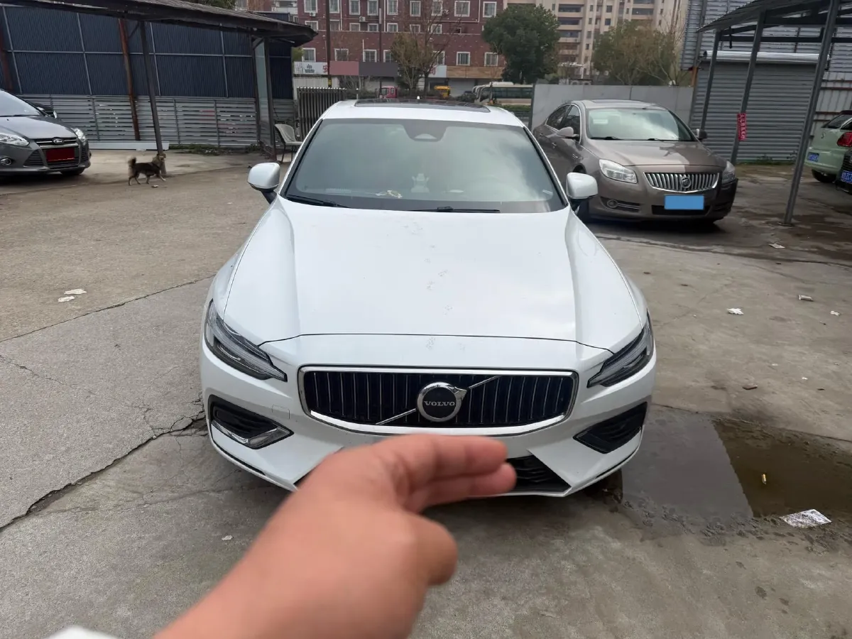 2023 Volvo S60 2.0T 197HP L4 7DCT,autocango,china used car exporter,china ev exporter,chinese used car exporter,chinese used ev exporter