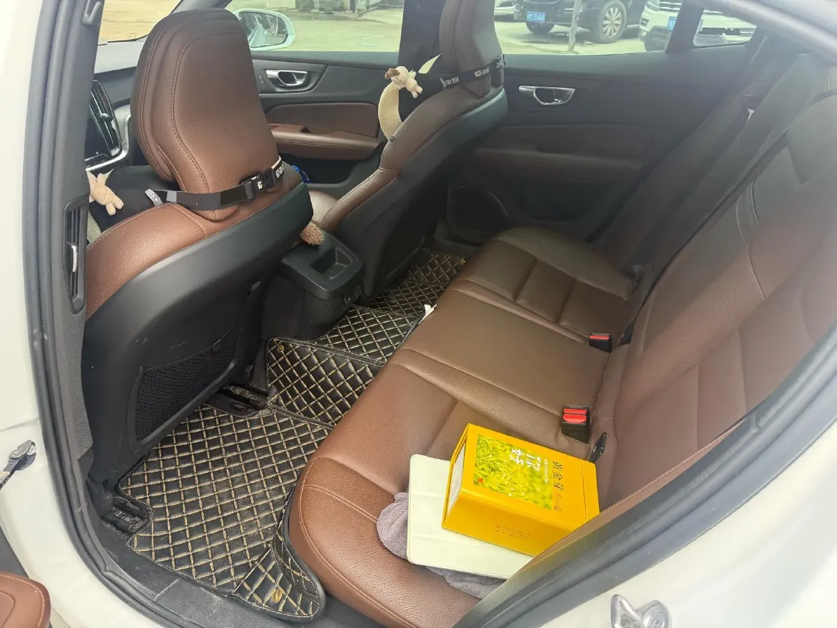 2023 Volvo S60 2.0T 197HP L4 7DCT,autocango,china used car exporter,china ev exporter,chinese used car exporter,chinese used ev exporter