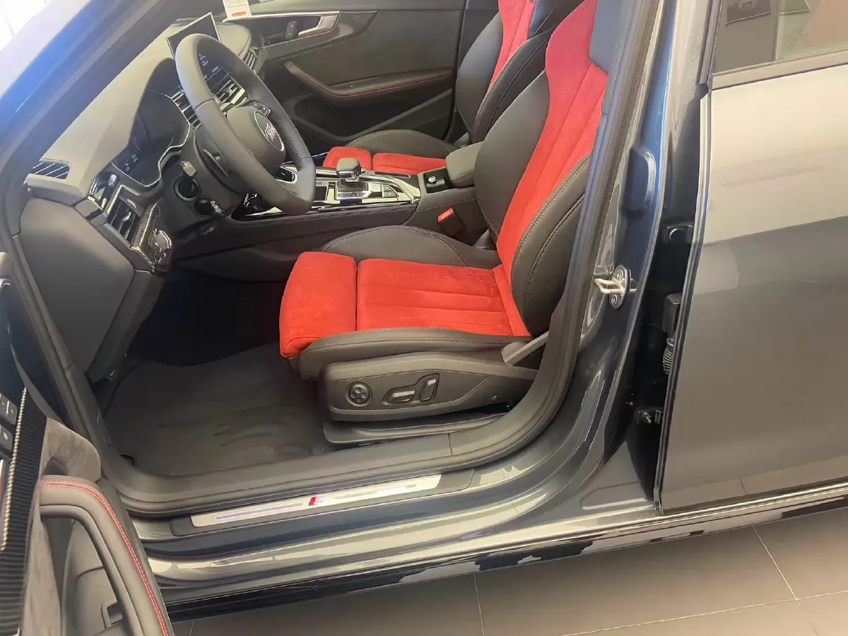 2023 Audi A4L 2.0T 245HP L4 7DCT,autocango,china used car exporter,china ev exporter,chinese used car exporter,chinese used ev exporter