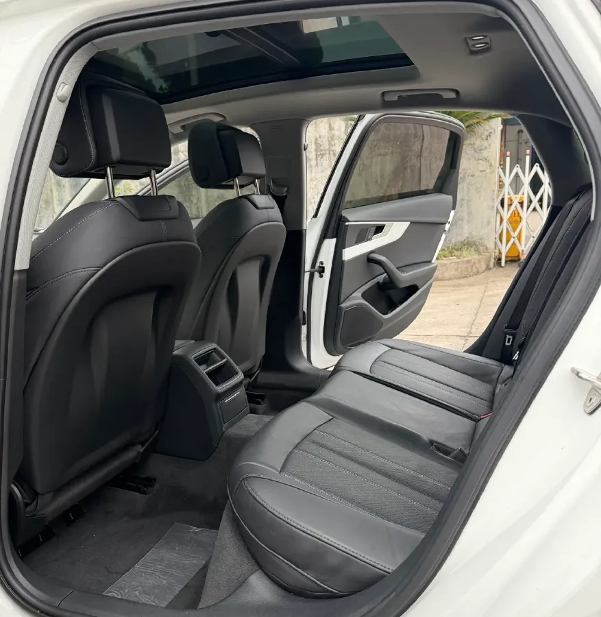 2022 Audi A4L 2.0T 190HP L4 7DCT,autocango,china used car exporter,china ev exporter,chinese used car exporter,chinese used ev exporter