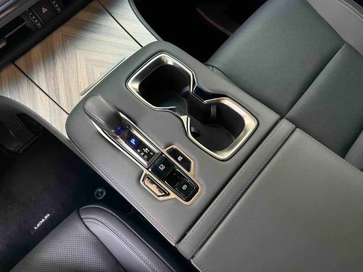 2023 Lexus LM 2.5L 190HP L4 E-CVT Hybrid,autocango,china used car exporter,china ev exporter,chinese used car exporter,chinese used ev exporter